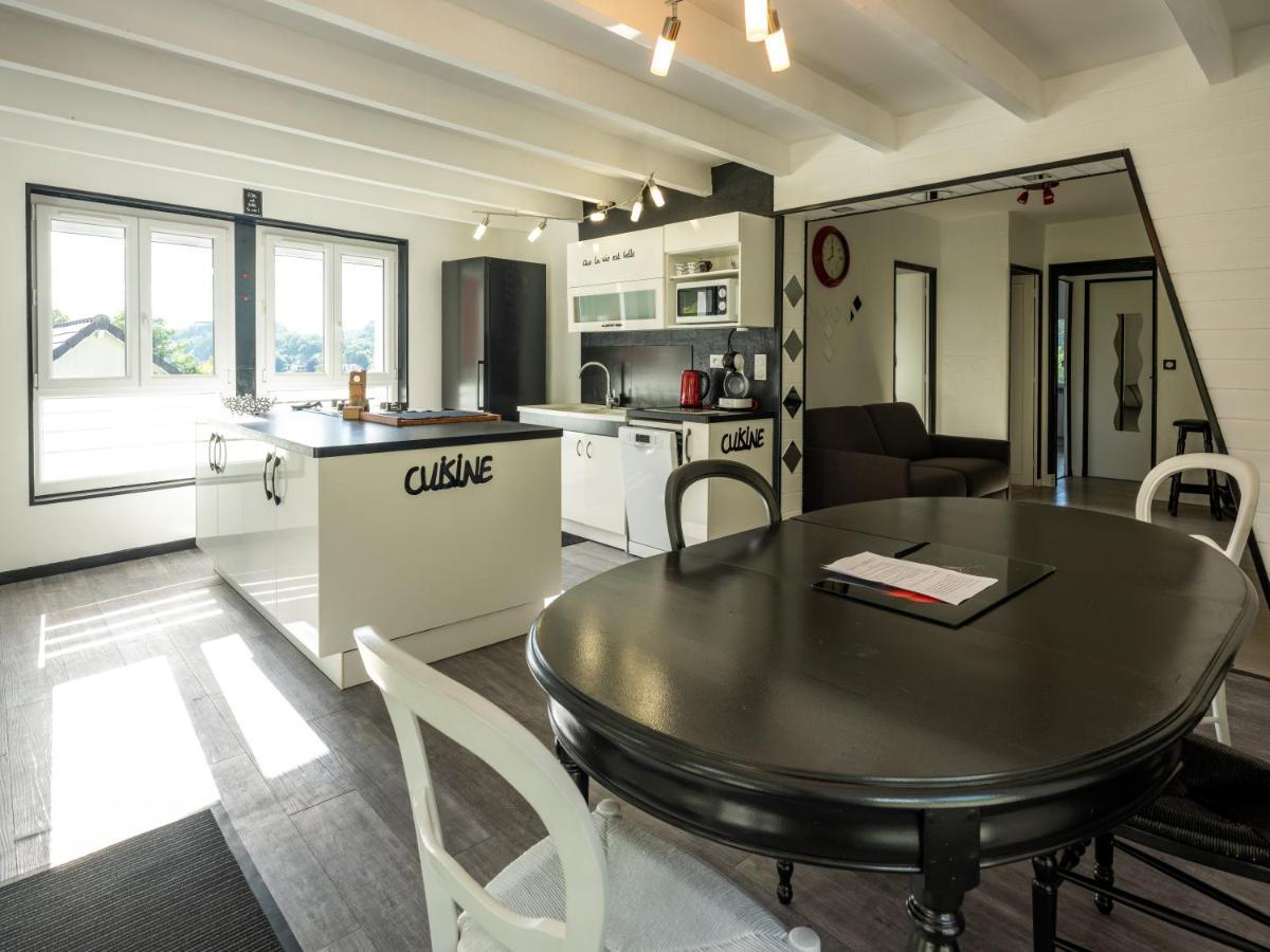 Stunning 4-Bed House In La Bourboule Villa Exteriör bild